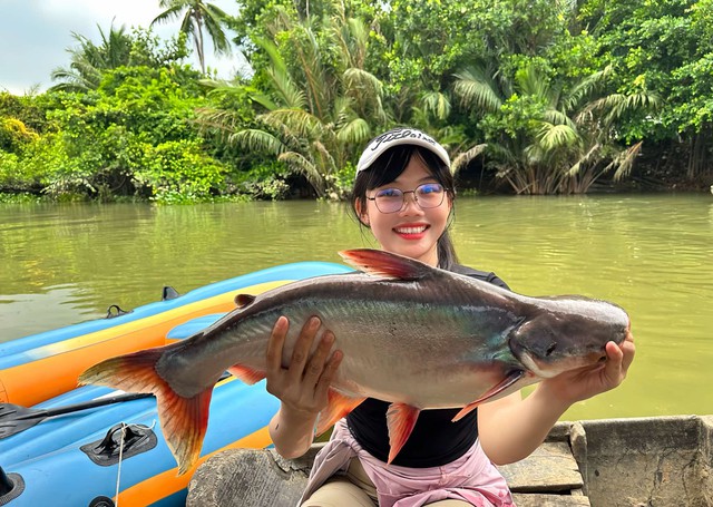 Kh&ocirc;ng c&agrave; ph&ecirc; hay mua sắm, c&ocirc; g&aacute;i 27 tuổi m&ecirc; ngồi c&acirc;u c&aacute; h&agrave;ng giờ - Ảnh 5.