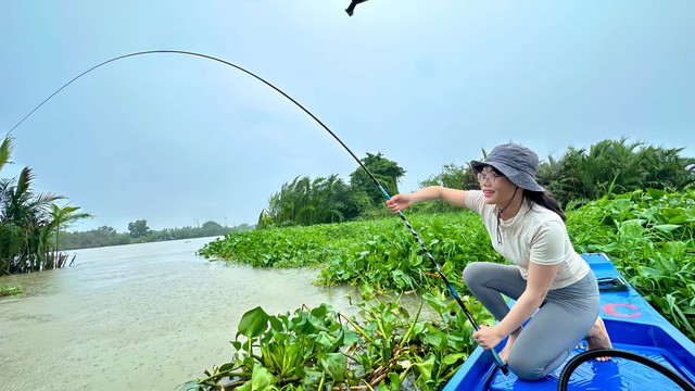 Kh&ocirc;ng c&agrave; ph&ecirc; hay mua sắm, c&ocirc; g&aacute;i 27 tuổi m&ecirc; ngồi c&acirc;u c&aacute; h&agrave;ng giờ - Ảnh 2.
