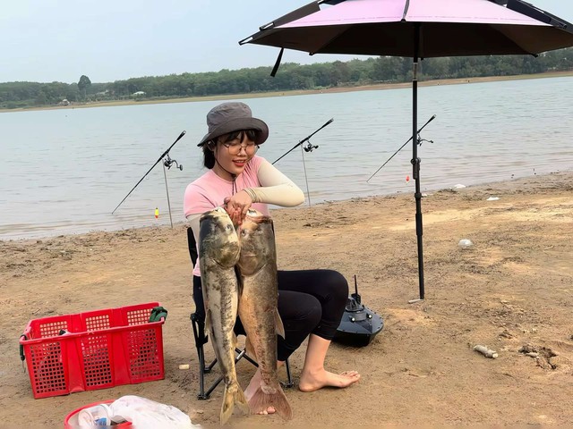 Kh&ocirc;ng c&agrave; ph&ecirc; hay mua sắm, c&ocirc; g&aacute;i 27 tuổi m&ecirc; ngồi c&acirc;u c&aacute; h&agrave;ng giờ - Ảnh 7.