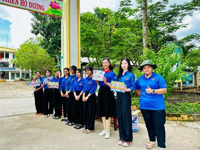 Kh&ocirc;ng ai ngờ c&ocirc; gi&aacute;o một ch&acirc;n n&agrave;y lại l&agrave;m điều đặc biệt suốt 5 năm qua - Ảnh 3.