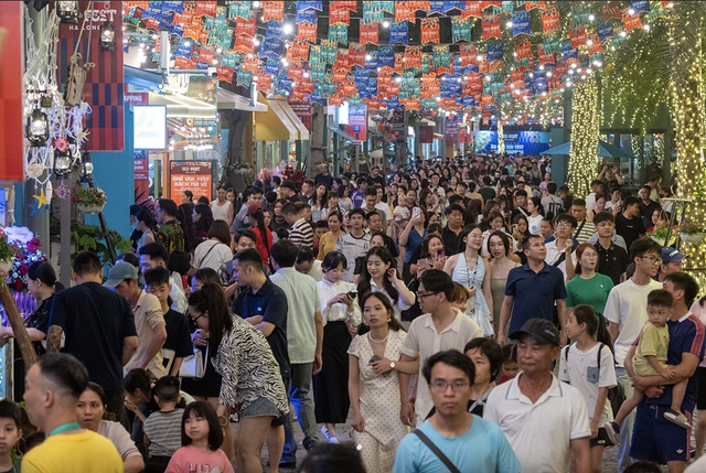 Du lịch lễ b&ugrave;ng nổ- Ảnh 2.