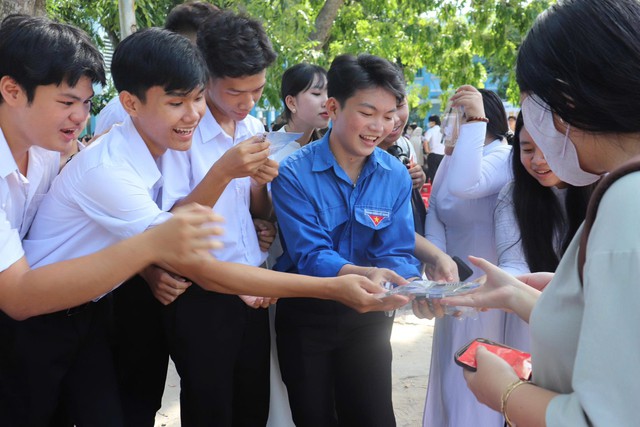 Kh&ocirc;ng ai ngờ c&ocirc; gi&aacute;o một ch&acirc;n n&agrave;y lại l&agrave;m điều đặc biệt suốt 5 năm qua - Ảnh 4.