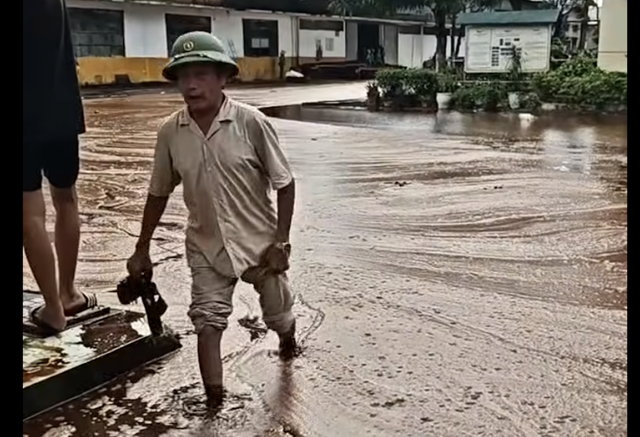 S&eacute;t đ&aacute;nh tr&uacute;ng nh&agrave; m&aacute;y đường, vỡ bể chứa, h&agrave;ng ng&agrave;n l&iacute;t mật tr&agrave;n ra s&acirc;n- Ảnh 1.