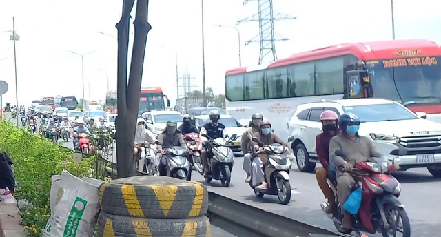 D&ograve;ng người từ c&aacute;c tỉnh th&agrave;nh quay trở lại TP.HCM sau kỳ nghỉ lễ - Ảnh 12.