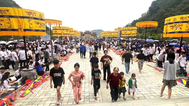 Ninh B&igrave;nh: Trong 9 ng&agrave;y ng&agrave;nh du lịch thu hơn 4.200 tỉ đồng - Ảnh 1.