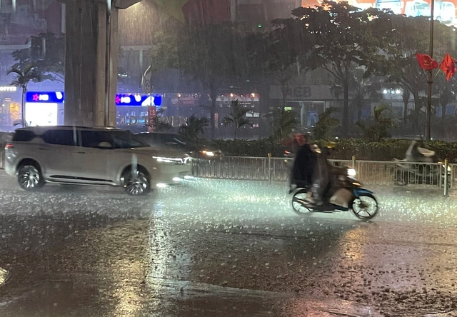 Dự b&aacute;o thời tiết ng&agrave;y 4.5: Kh&ocirc;ng kh&iacute; lạnh g&acirc;y mưa lớn, s&oacute;ng biển cao 3 m- Ảnh 1.