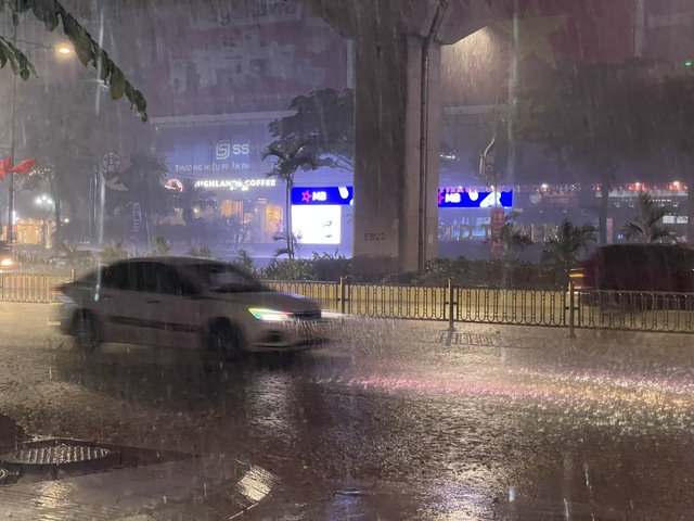 Không khí lạnh tràn xuống miền Bắc gây mưa lớn, cảnh báo có mưa đá, giông lốc - Ảnh 2.