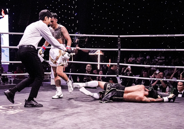 V&otilde; sĩ Việt Nam m&oacute;c tr&aacute;i cực hiểm, thắng knock-out tay đấm Th&aacute;i Lan - Ảnh 1.