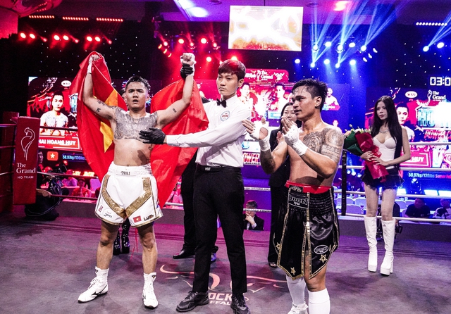 V&otilde; sĩ Việt Nam m&oacute;c tr&aacute;i cực hiểm, thắng knock-out tay đấm Th&aacute;i Lan - Ảnh 2.