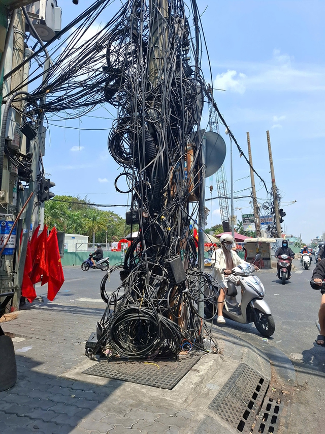 Ch&ugrave;m d&acirc;y c&aacute;p nh&igrave;n... thấy gh&ecirc; ! - Ảnh 1.