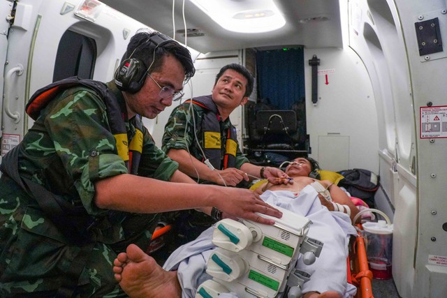 Dịp lễ, trực thăng vượt mưa gi&oacute; ra Trường Sa Lớn cấp cứu 2 bệnh nh&acirc;n nặng - Ảnh 1.