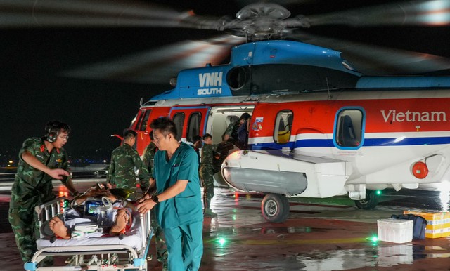 Dịp lễ, trực thăng vượt mưa gi&oacute; ra Trường Sa Lớn cấp cứu 2 bệnh nh&acirc;n nặng - Ảnh 2.