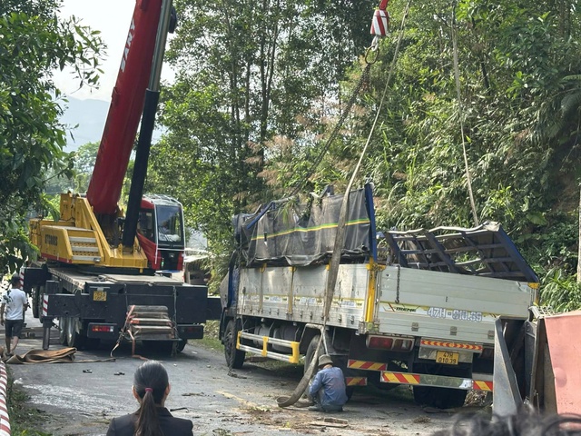 Lật xe &ocirc; t&ocirc; tải dưới ch&acirc;n đ&egrave;o Violak, 2 người tử vong trong đ&ecirc;m- Ảnh 1.