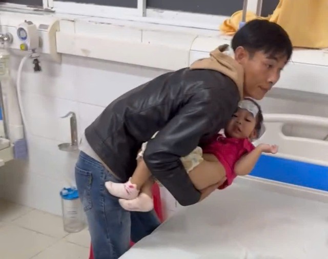 CSGT L&acirc;m Đồng kịp thời chở b&eacute; 3 tuổi bị co giật đi cấp cứu trong đ&ecirc;m- Ảnh 1.