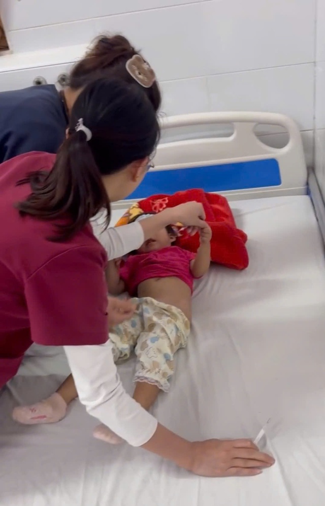 CSGT L&acirc;m Đồng kịp thời chở b&eacute; 3 tuổi bị co giật đi cấp cứu trong đ&ecirc;m- Ảnh 3.