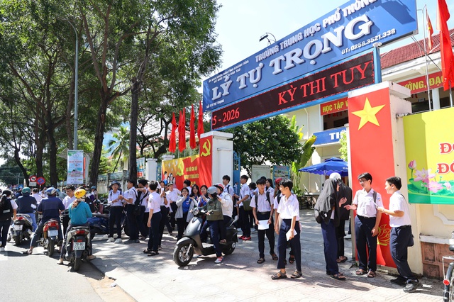 Tuyển sinh lớp 10 tại Kh&aacute;nh H&ograve;a: Nhiều trường c&oacute; tỉ lệ 'chọi' cao - Ảnh 1.