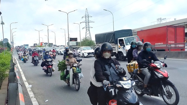 D&ograve;ng người từ c&aacute;c tỉnh th&agrave;nh quay trở lại TP.HCM sau kỳ nghỉ lễ - Ảnh 10.