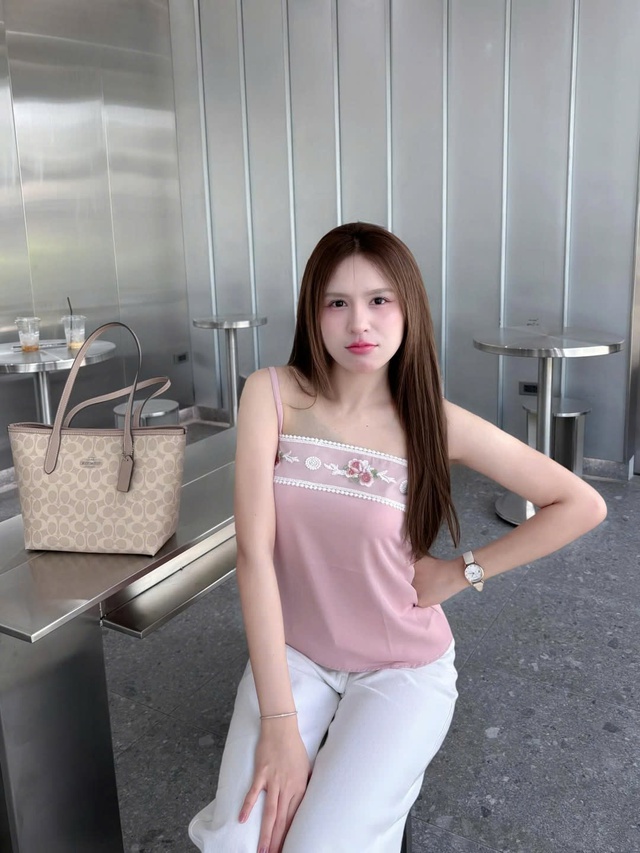 Chạm ngưỡng xa hoa với trang phục thêu hoa tỉ mỉ- Ảnh 1. Chạm ngưỡng xa hoa với trang phục thêu hoa tỉ mỉ- Ảnh 1.