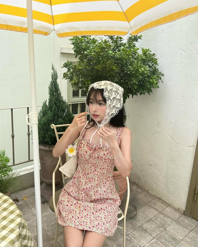 Nâng tầm mọi set đồ mùa hè cùng khăn turban ren- Ảnh 1. Nâng tầm mọi set đồ mùa hè cùng khăn turban ren- Ảnh 1.