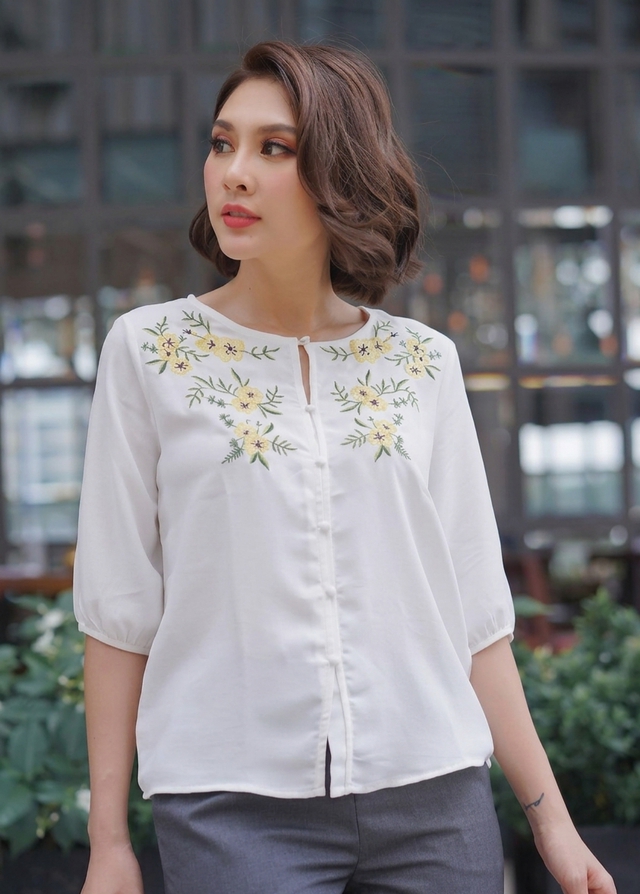 Chạm ngưỡng xa hoa với trang phục thêu hoa tỉ mỉ- Ảnh 2. Chạm ngưỡng xa hoa với trang phục thêu hoa tỉ mỉ- Ảnh 2.