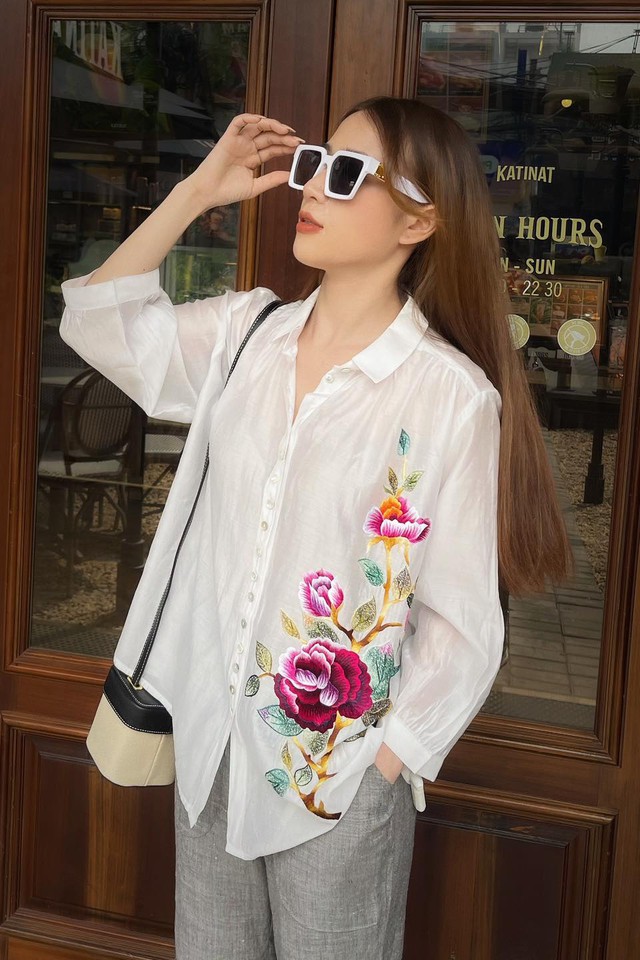 Chạm ngưỡng xa hoa với trang phục thêu hoa tỉ mỉ- Ảnh 4. Chạm ngưỡng xa hoa với trang phục thêu hoa tỉ mỉ- Ảnh 4.