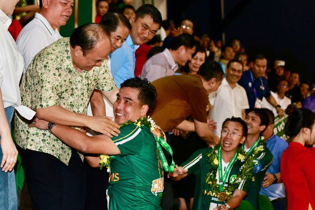 Trường Tươi Đồng Nai nhận c&uacute;p v&ocirc; địch ngọt ng&agrave;o, bầu Sơn x&uacute;c động &ocirc;m chặt những người h&ugrave;ng- Ảnh 1.