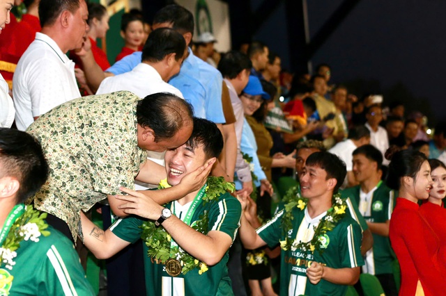 Trường Tươi Đồng Nai nhận c&uacute;p v&ocirc; địch ngọt ng&agrave;o, bầu Sơn x&uacute;c động &ocirc;m chặt những người h&ugrave;ng- Ảnh 9.