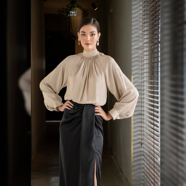 Khai mở nét kiêu kỳ từ trang phục xếp ly- Ảnh 1. Khai mở nét kiêu kỳ từ trang phục xếp ly- Ảnh 1.