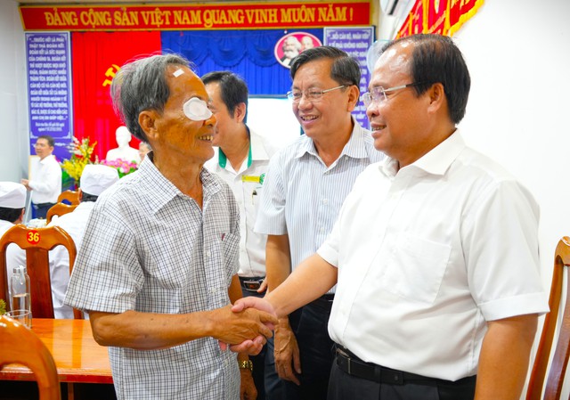 C&agrave; Mau ra qu&acirc;n kh&aacute;m sức khỏe to&agrave;n d&acirc;n, phẫu thuật mắt miễn ph&iacute; cho người ngh&egrave;o - Ảnh 1.