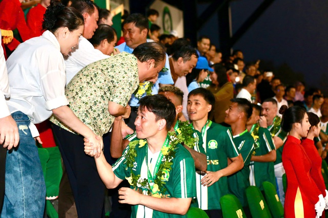 Trường Tươi Đồng Nai nhận c&uacute;p v&ocirc; địch ngọt ng&agrave;o, bầu Sơn x&uacute;c động &ocirc;m chặt những người h&ugrave;ng- Ảnh 7.
