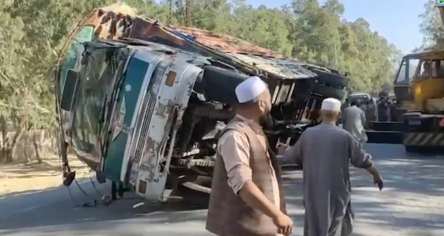 T&agrave;i xế ngủ gật, xe chở người tị nạn Afghanistan lật &uacute;p: &iacute;t nhất 22 người chết- Ảnh 1.