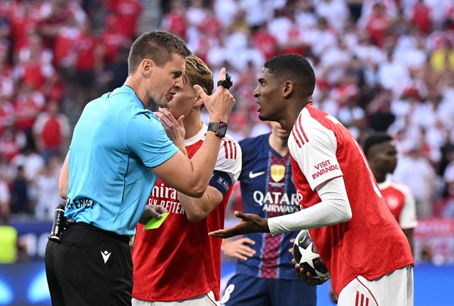 Trọng tài trận chung kết Champions League gây tranh cãi dữ dội, báo châu Âu dậy sóng- Ảnh 1. Trọng tài trận chung kết Champions League gây tranh cãi dữ dội, báo châu Âu dậy sóng- Ảnh 1.