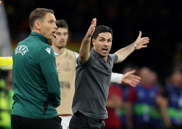 HLV Arteta nổi giận l&ocirc;i đ&igrave;nh &lsquo;Arsenal thua đau do trọng t&agrave;i&rsquo;, HLV Enrique ngưỡng mộ đối thủ nhưng quả quyết&hellip;- Ảnh 1.