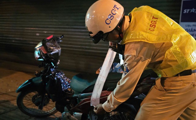 CSGT xuy&ecirc;n đ&ecirc;m tuần tra lưu động, nhiều ma men "qu&ecirc;n lối về" bị xử l&yacute; - Ảnh 6.