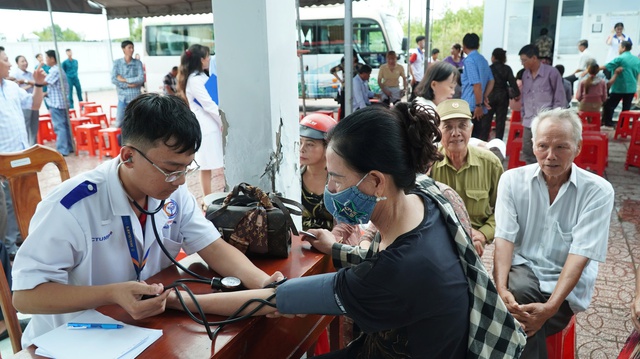 C&agrave; Mau ra qu&acirc;n kh&aacute;m sức khỏe to&agrave;n d&acirc;n, phẫu thuật mắt miễn ph&iacute; cho người ngh&egrave;o - Ảnh 3.