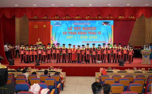 C&aacute;c t&acirc;n thạc sĩ tặng nhiều học bổng cho sinh vi&ecirc;n kh&oacute; khăn học giỏi - Ảnh 2.
