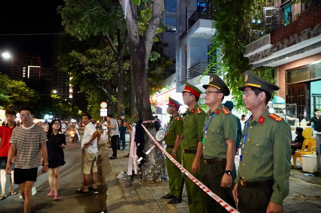Trước giờ khai hỏa Lễ hội ph&aacute;o hoa, s&ocirc;ng H&agrave;n ken đặc người chờ khai hỏa - Ảnh 4.