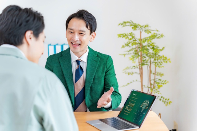 Nhân sự bất động sản, ngân hàng… đa dạng hóa thu nhập từ tư vấn bảo hiểm - Ảnh 1.