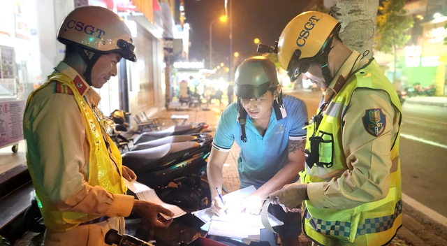 CSGT xuy&ecirc;n đ&ecirc;m tuần tra lưu động, nhiều ma men "qu&ecirc;n lối về" bị xử l&yacute; - Ảnh 5.
