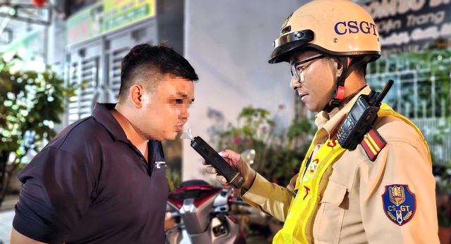 CSGT xuy&ecirc;n đ&ecirc;m tuần tra lưu động, nhiều ma men "qu&ecirc;n lối về" bị xử l&yacute; - Ảnh 1.