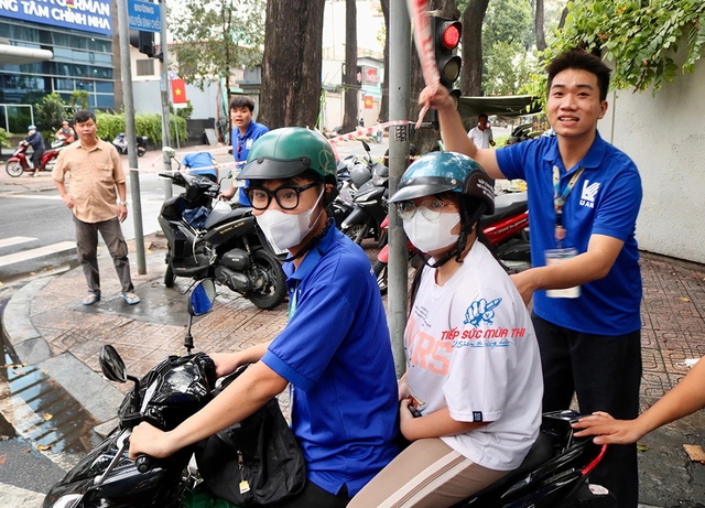 Tình nguyện viên tốc hành 'ứng cứu' thí sinh trước giờ G - Ảnh 1.