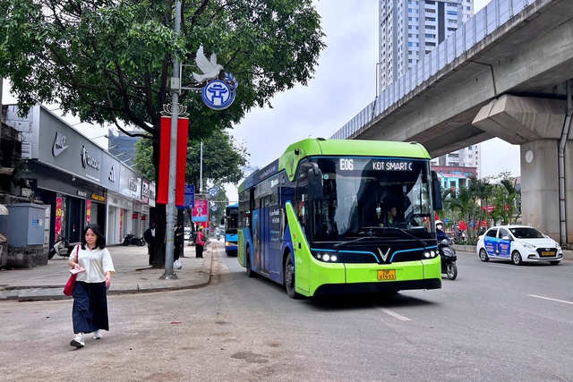 Hà Nội muốn miễn vé xe buýt trong Vành đai 1 khi lập vùng phát thải thấp - Ảnh 1.