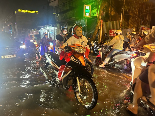 Mưa lớn g&acirc;y ngập, người d&acirc;n "ch&ocirc;n ch&acirc;n" chờ nước r&uacute;t - Ảnh 3.