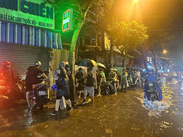 Mưa lớn g&acirc;y ngập, người d&acirc;n "ch&ocirc;n ch&acirc;n" chờ nước r&uacute;t - Ảnh 2.