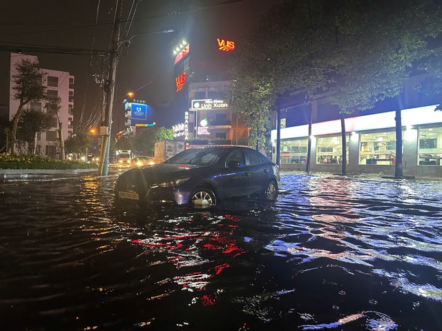 Mưa lớn g&acirc;y ngập, người d&acirc;n "ch&ocirc;n ch&acirc;n" chờ nước r&uacute;t - Ảnh 4.