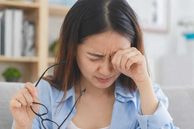 Ngứa mắt đừng vội dụi: Chuyên gia cảnh báo những nguy cơ ít người ngờ tới - Ảnh 1.