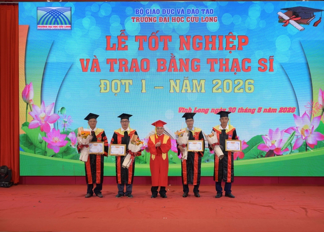 C&aacute;c t&acirc;n thạc sĩ tặng nhiều học bổng cho sinh vi&ecirc;n kh&oacute; khăn học giỏi - Ảnh 1.