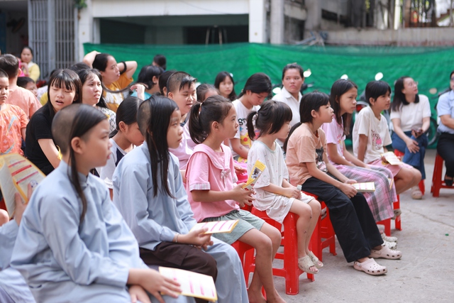 Phường An Khánh trao quà cho trẻ em cơ nhỡ nhân dịp Quốc tế thiếu nhi- Ảnh 6. Phường An Khánh trao quà cho trẻ em cơ nhỡ nhân dịp Quốc tế thiếu nhi- Ảnh 6.