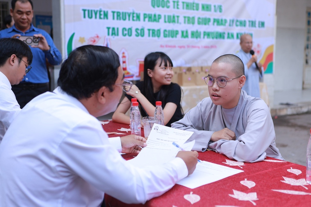 Phường An Khánh trao quà cho trẻ em cơ nhỡ nhân dịp Quốc tế thiếu nhi- Ảnh 7. Phường An Khánh trao quà cho trẻ em cơ nhỡ nhân dịp Quốc tế thiếu nhi- Ảnh 7.