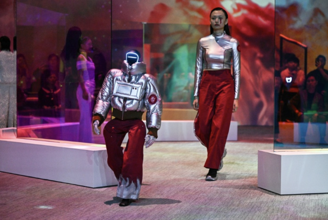 Khi robot 'sải bước' tr&ecirc;n s&agrave;n catwalk - Ảnh 1.
